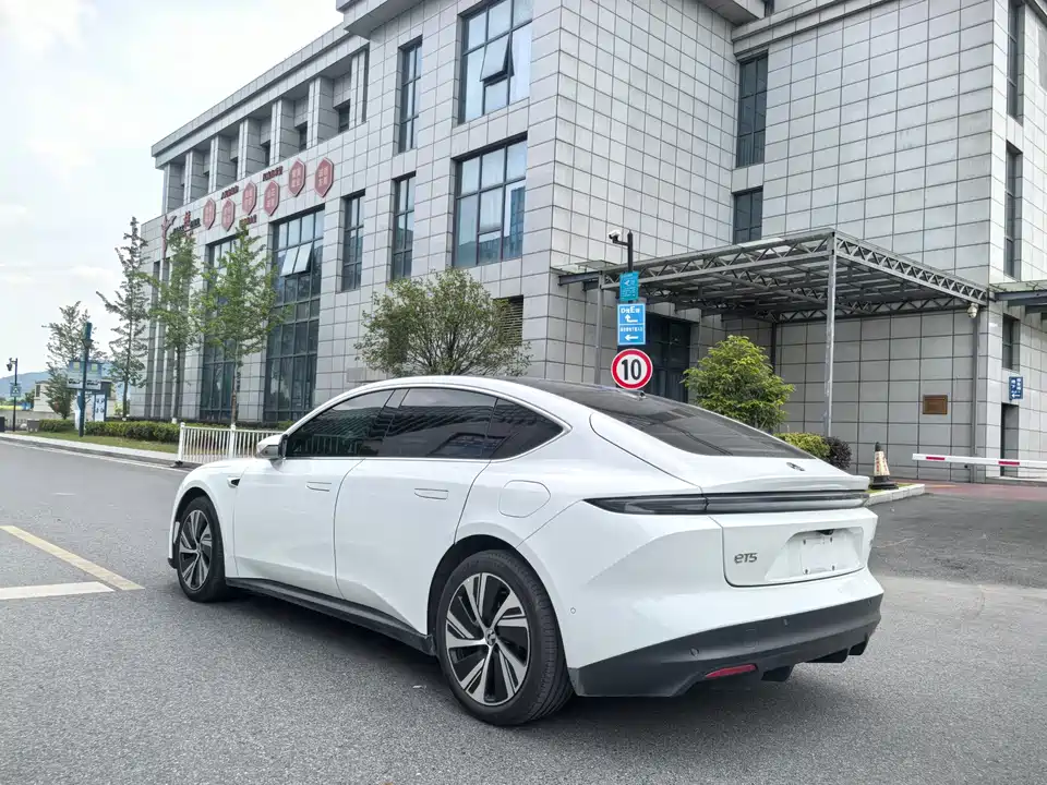 NIO ET5