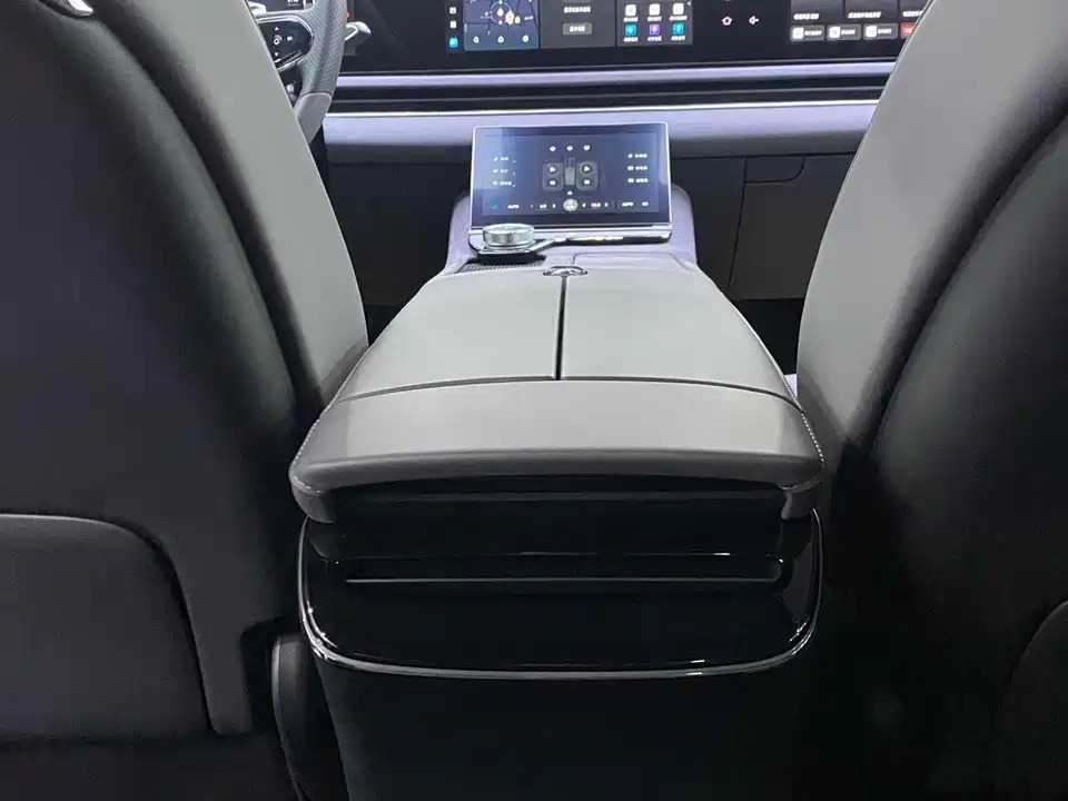 VOYAH Lantu chasing light