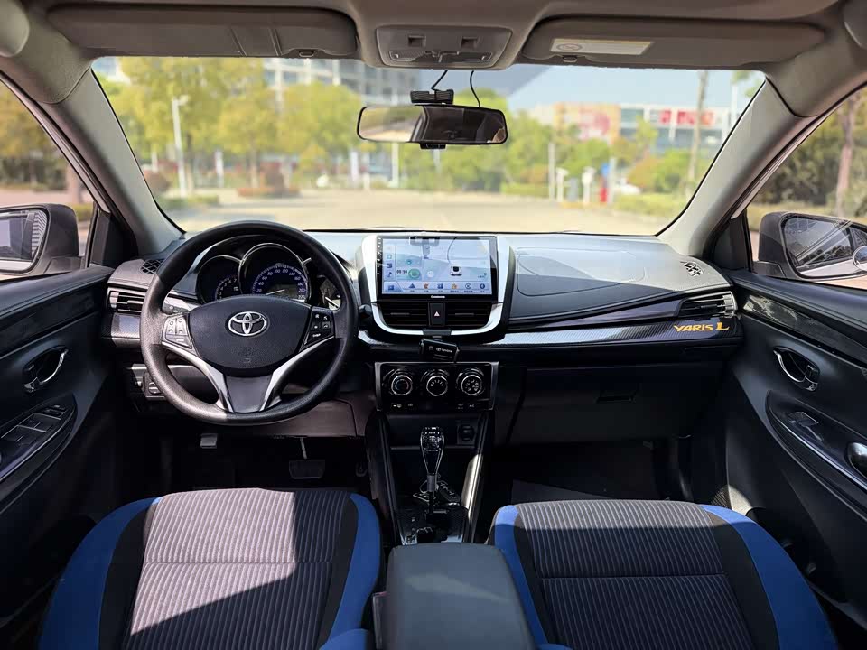 Toyota YARiS L to enjoy