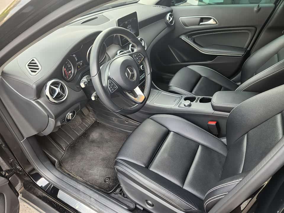 Mercedes-Benz GLA Mercedes-Benz GLA