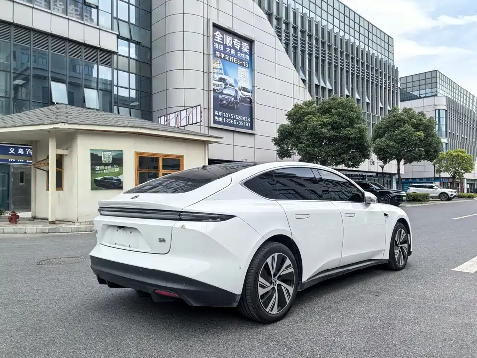 NIO ET5
