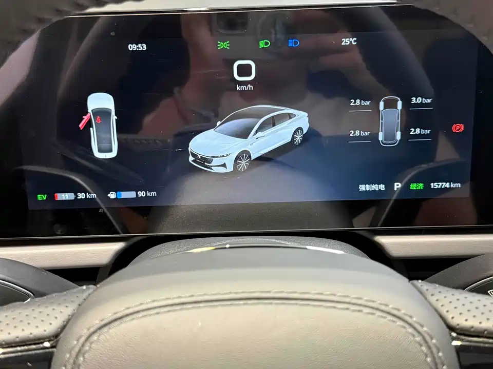 VOYAH Lantu chasing light