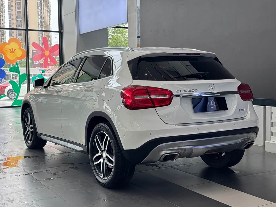 Mercedes-Benz GLA Mercedes-Benz GLA