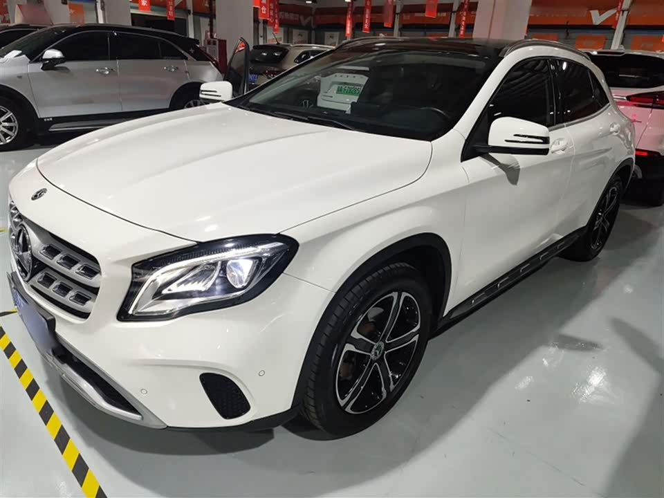 Mercedes-Benz GLA Mercedes-Benz GLA