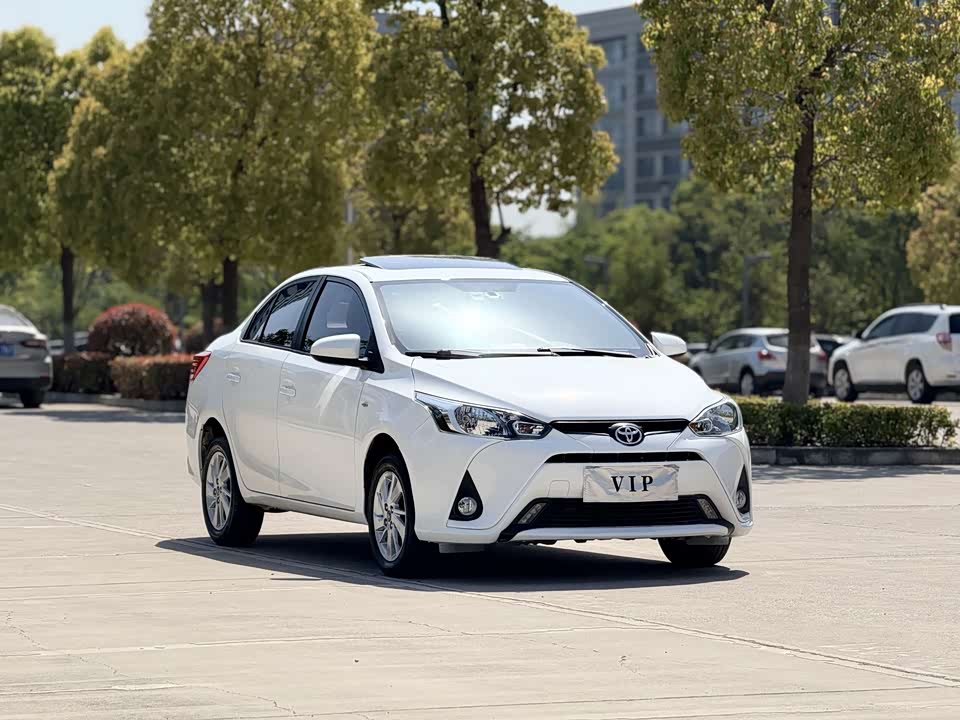 Toyota YARiS L to enjoy