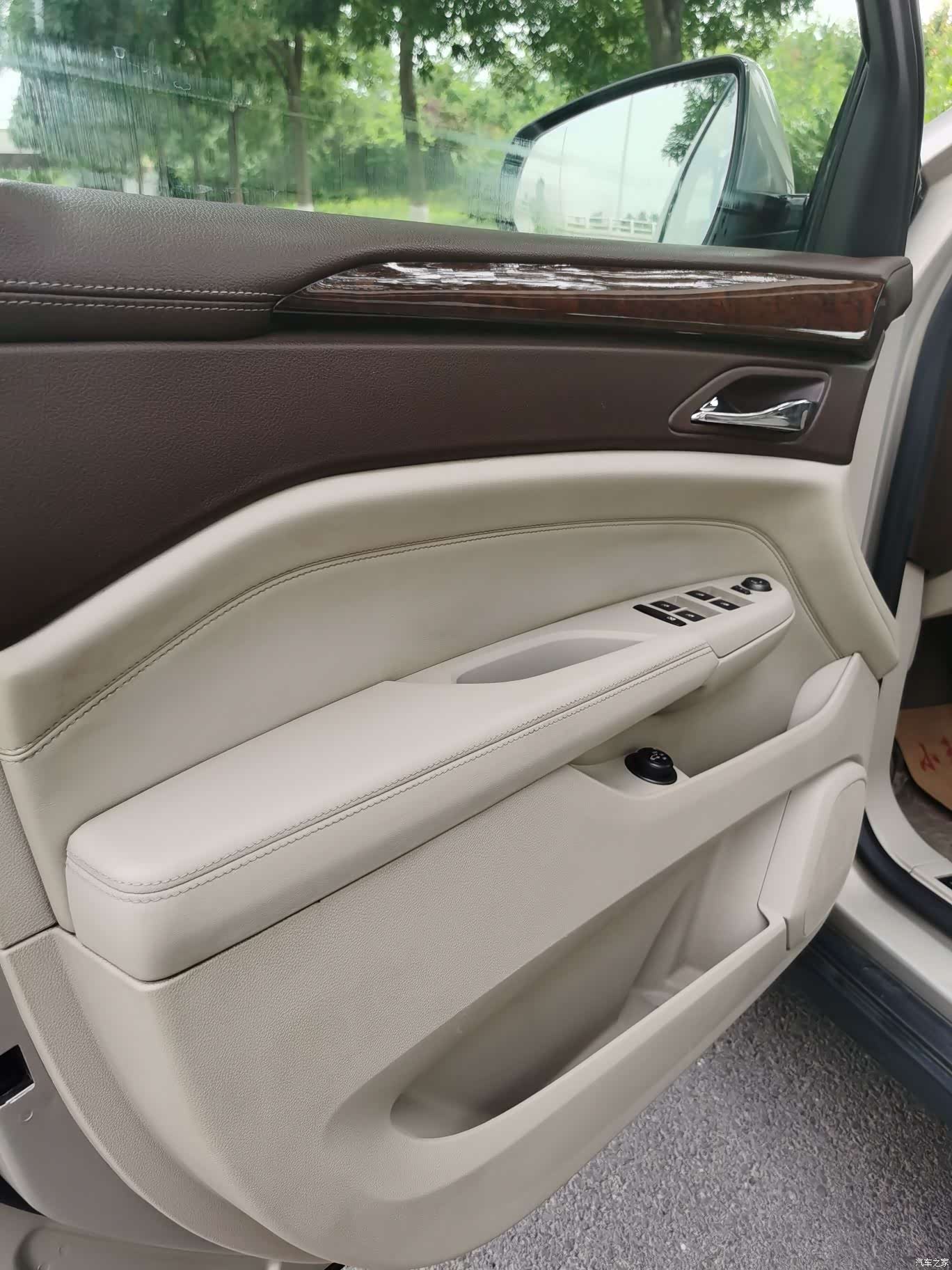 Cadillac SRX, 2011 11