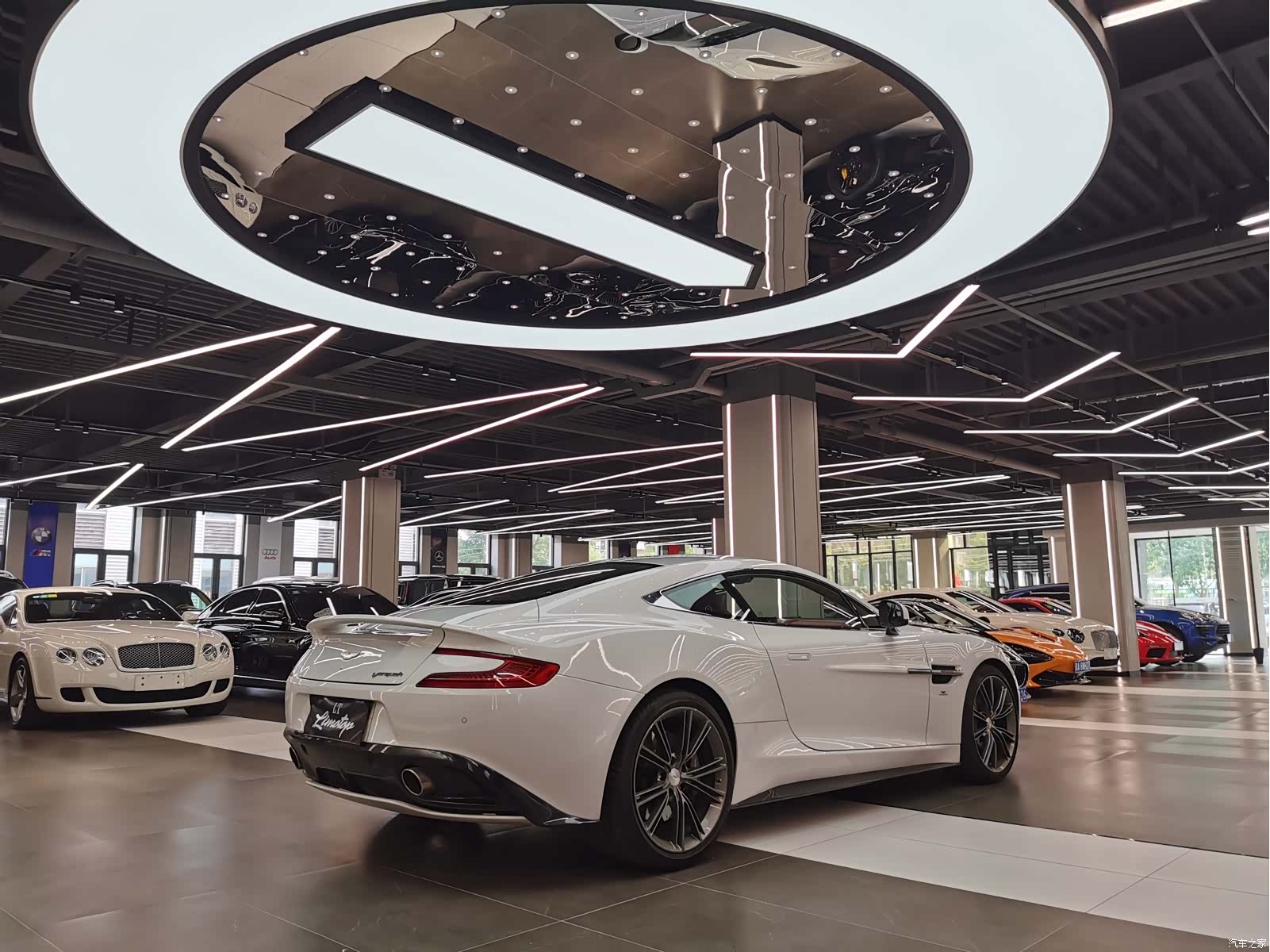 Aston Martin Vanquish, 2015 8