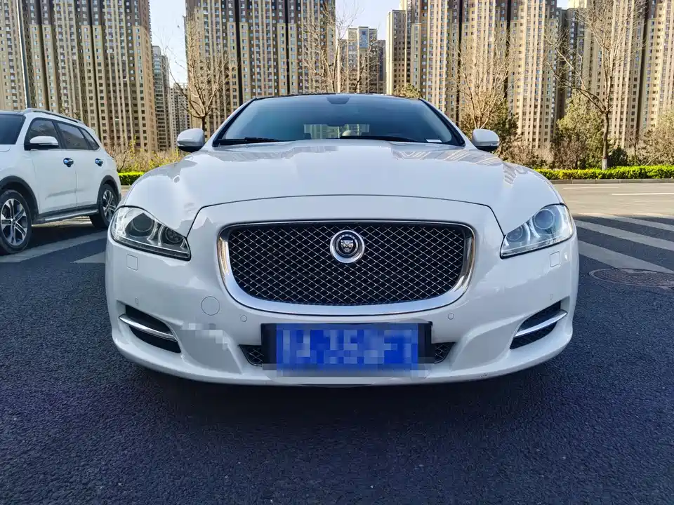 Jaguar XJ