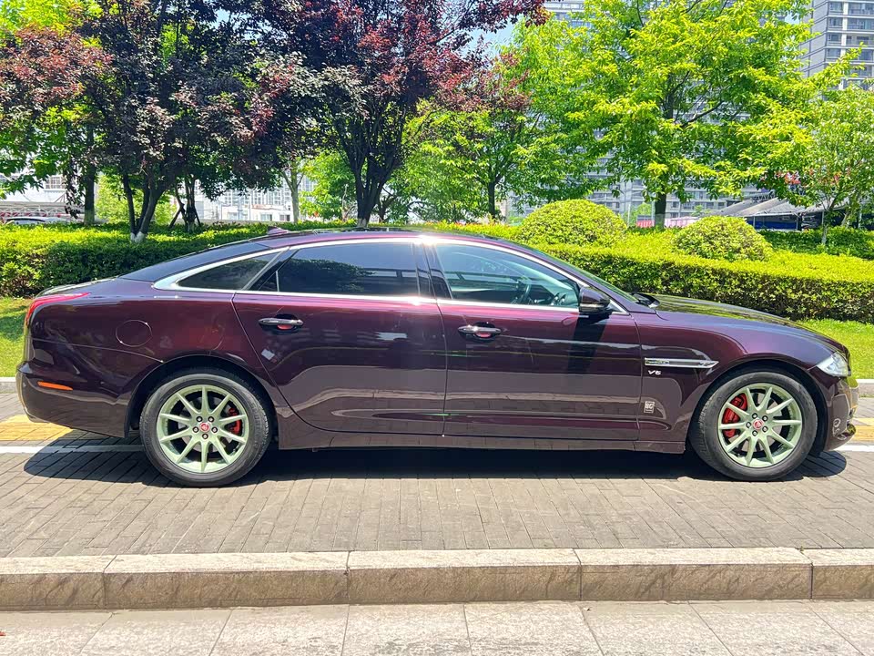 Jaguar XJ