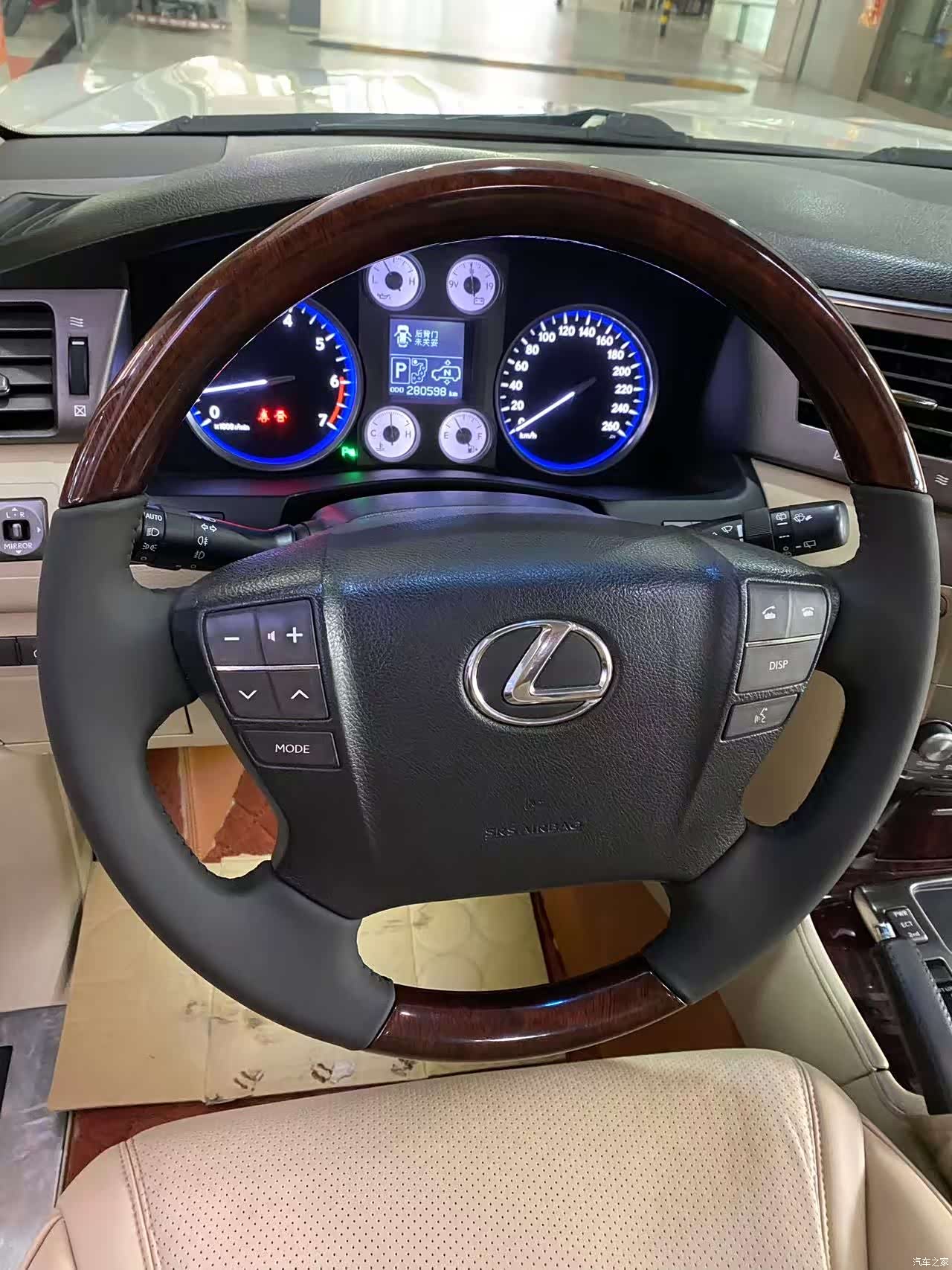 Lexus LX, 2010 16