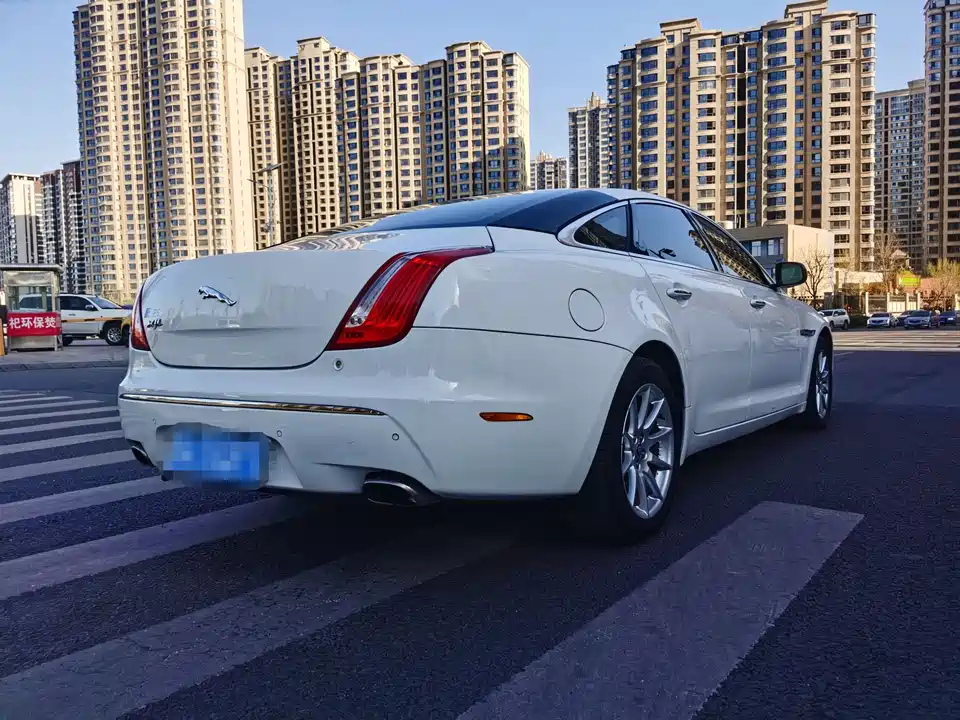 Jaguar XJ