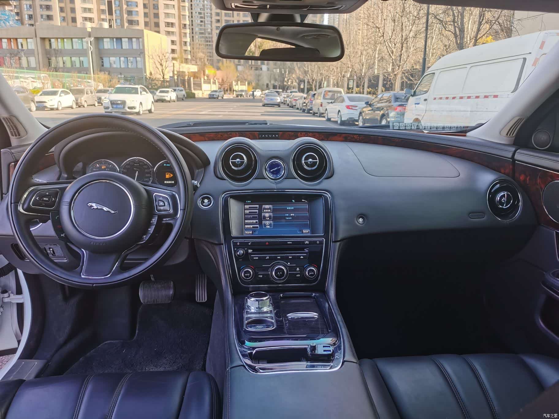 Jaguar XJ, 2011 24