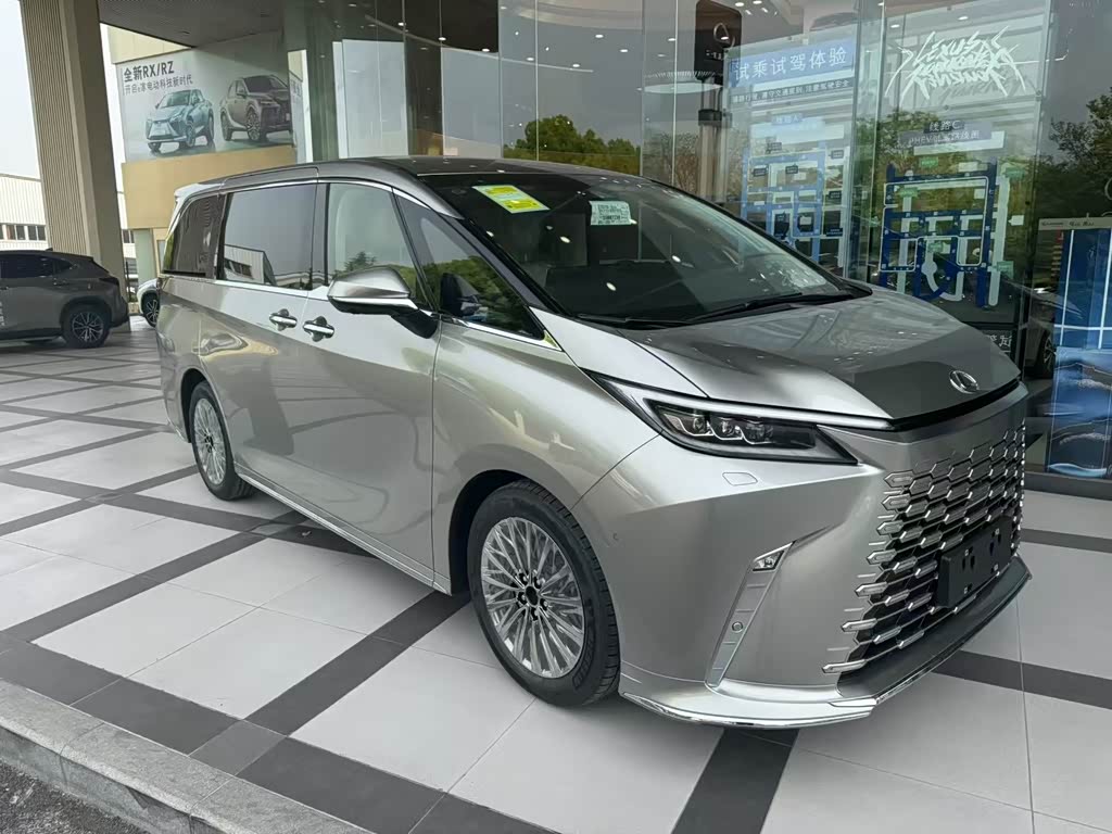 Lexus LM