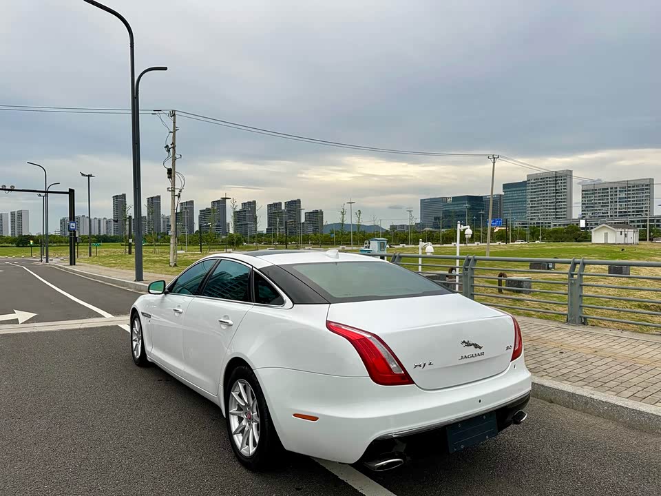 Jaguar XJ Jaguar XJ