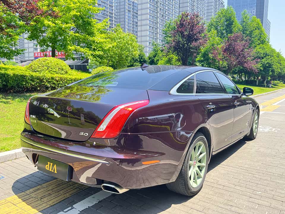 Jaguar XJ
