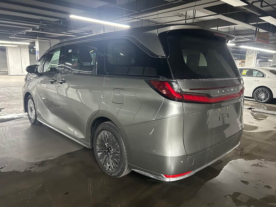 Lexus LM
