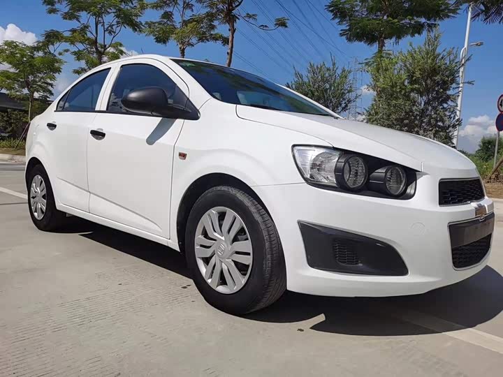 爱唯欧2013款三厢14lat天窗版