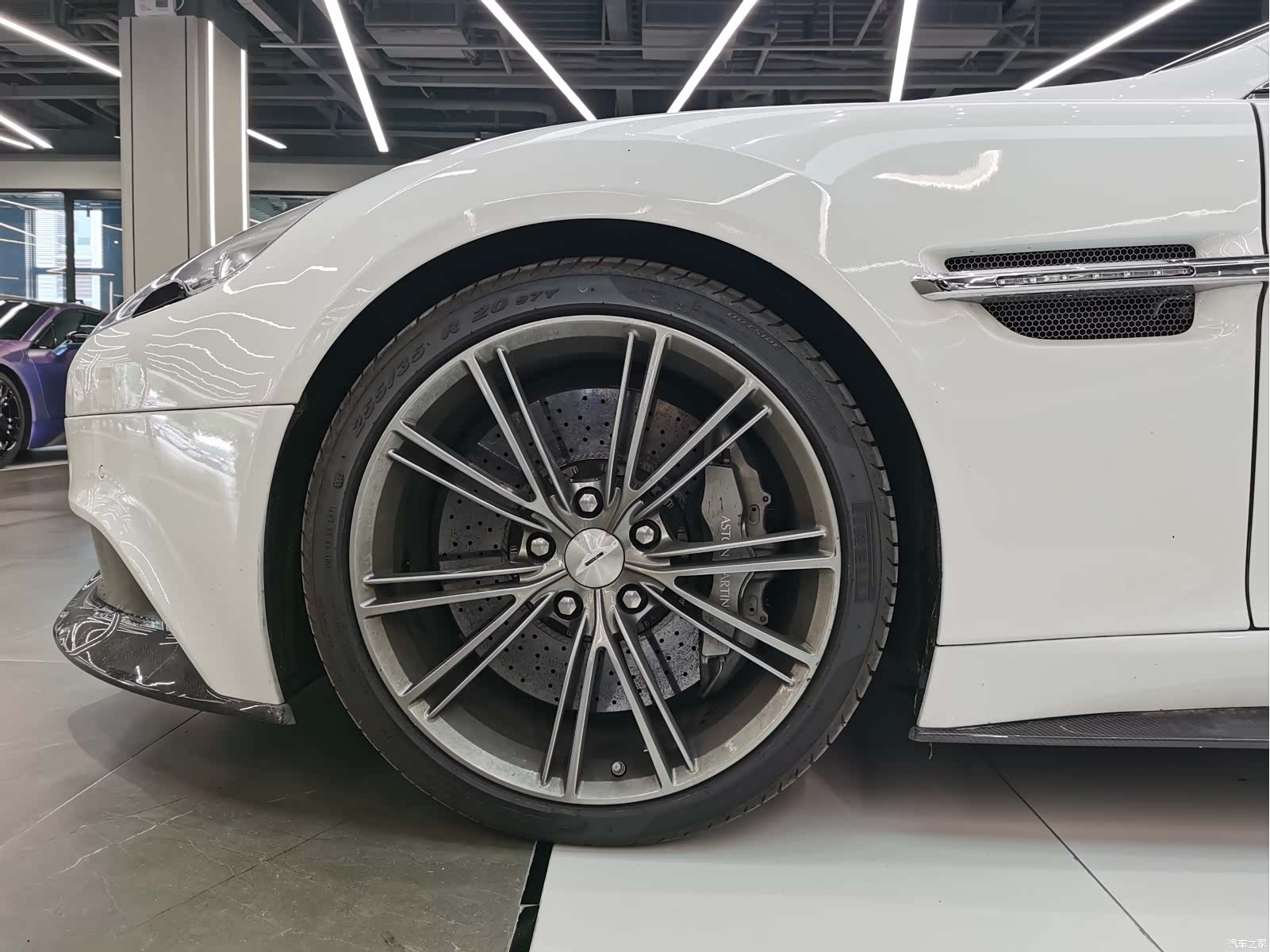 Aston Martin Vanquish, 2015 все фото