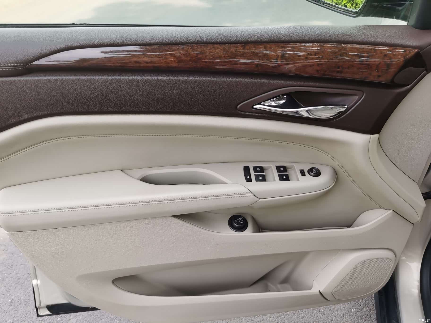 Cadillac SRX, 2011 16