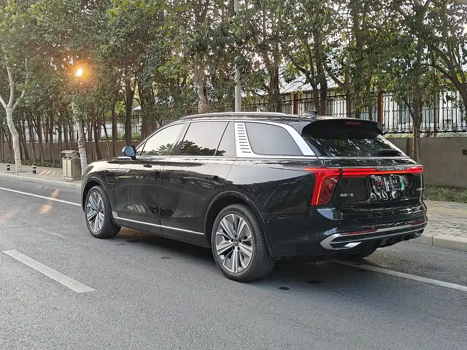 Hongqi E-HS9