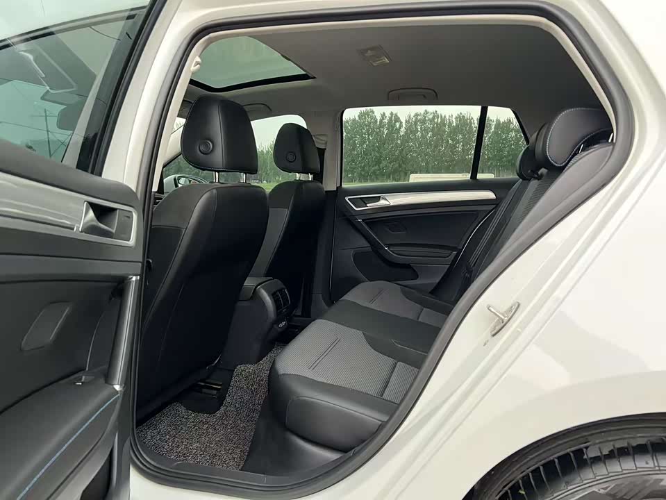 Volkswagen Golf*pure electricity