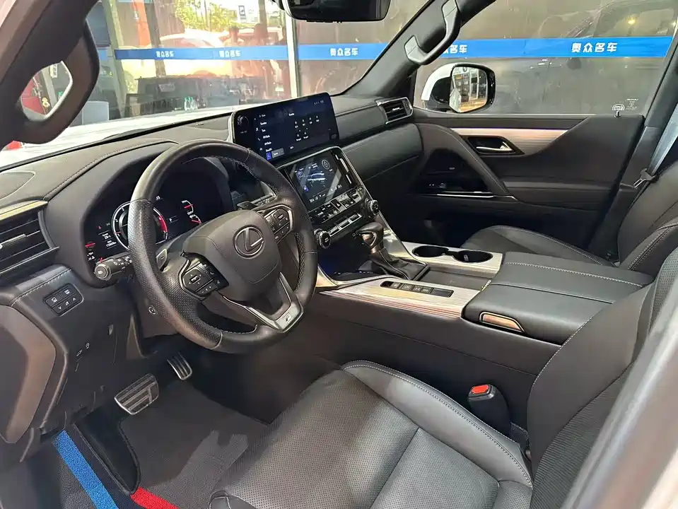Lexus LX
