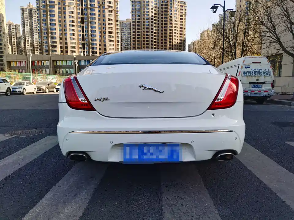 Jaguar XJ