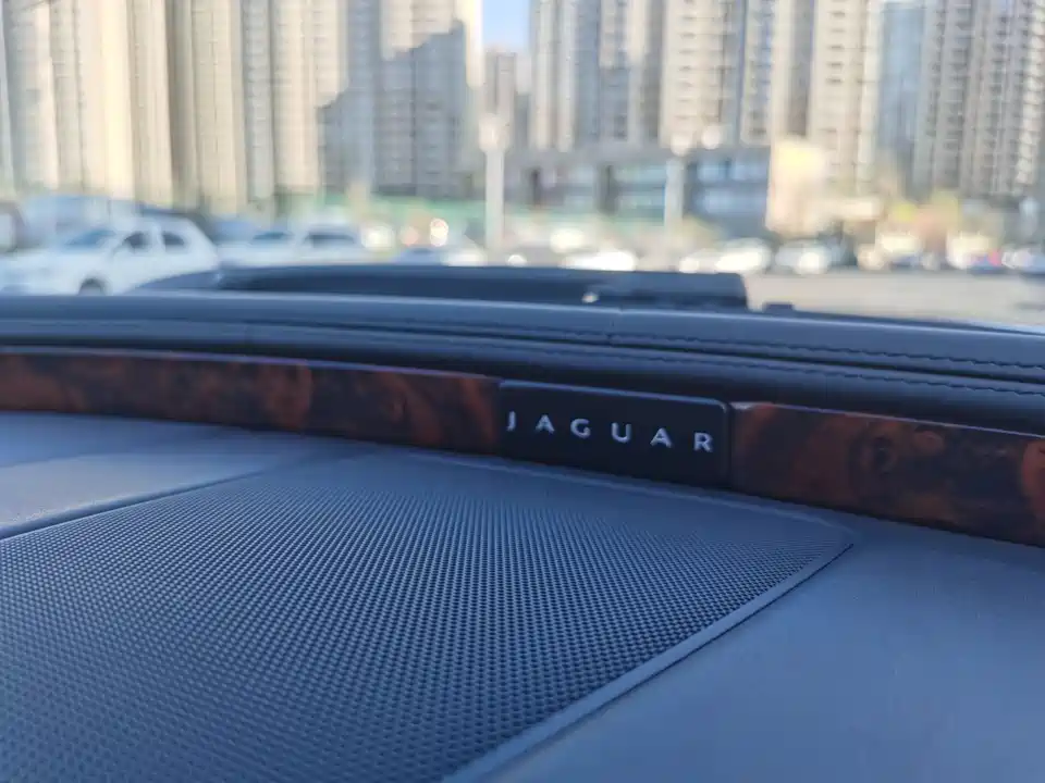 Jaguar XJ