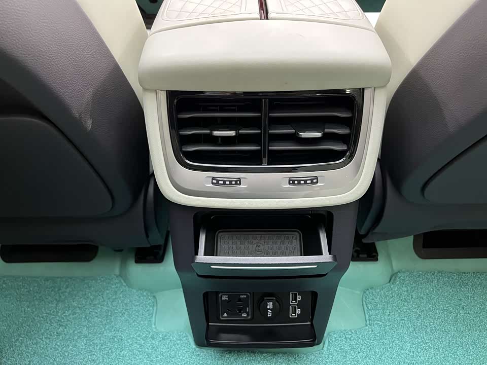 Hongqi E-HS9