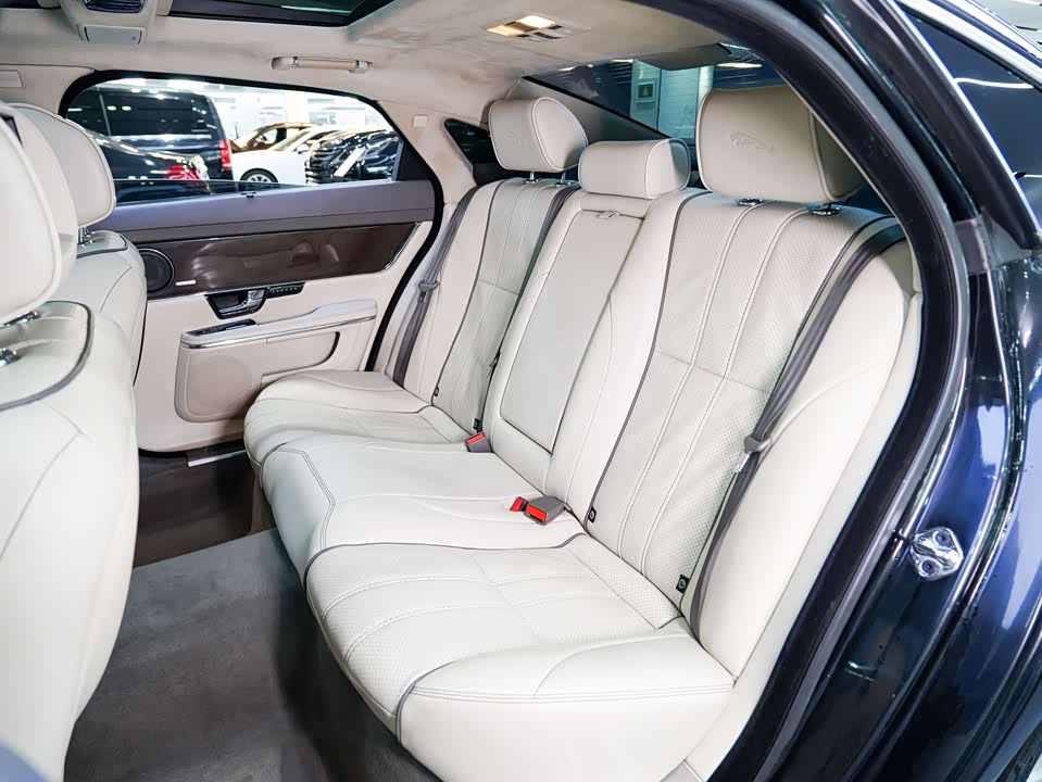 Jaguar XJ Jaguar XJ