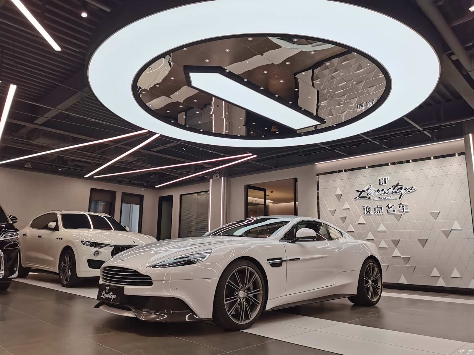Aston Martin Vanquish, 2015 3