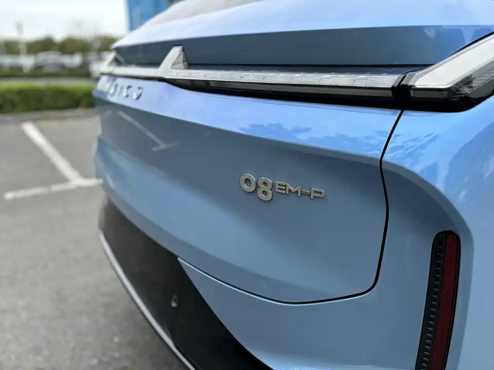 Lynk & Co 08 EM-P