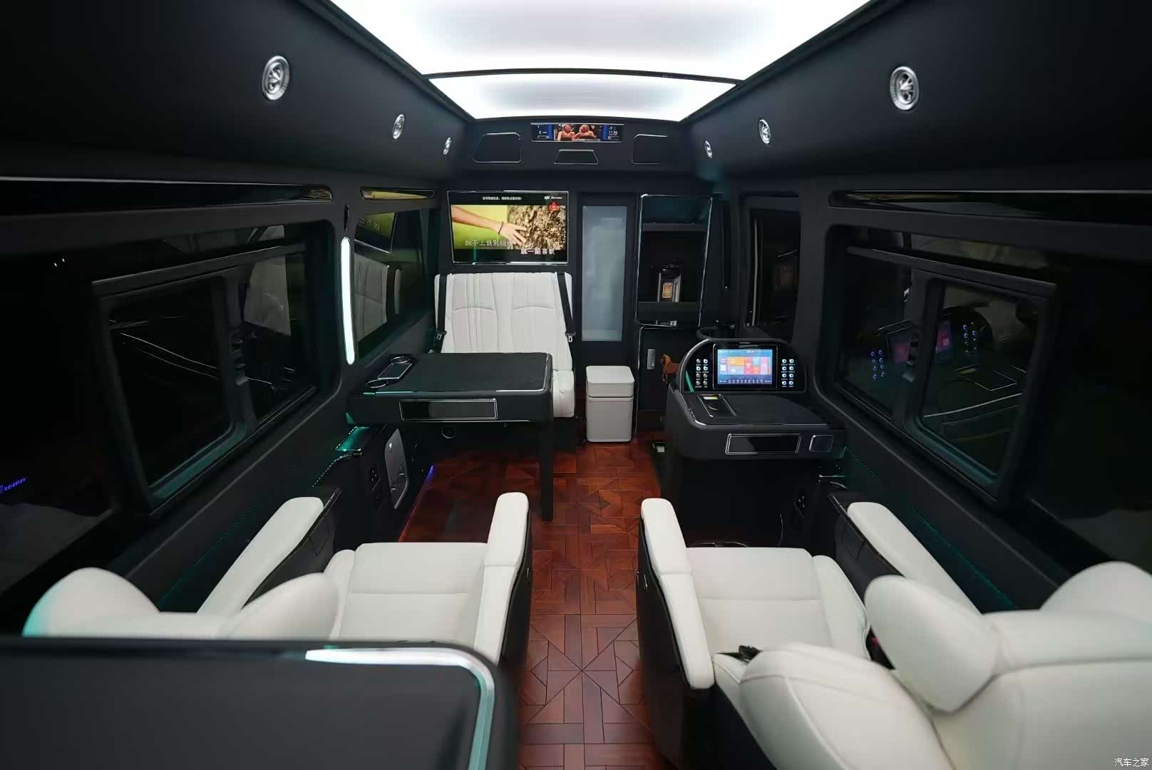 Toyota Coaster, 2023 3