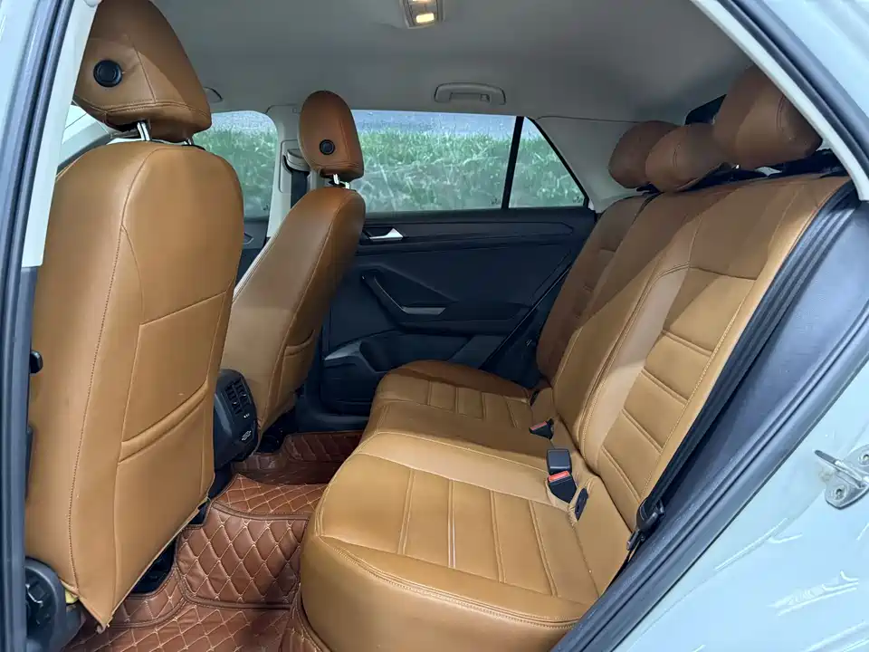 Volkswagen T-ROC exploring Songs
