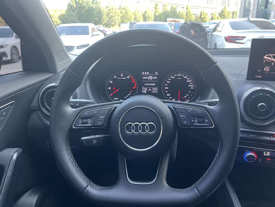 Audi Q2L