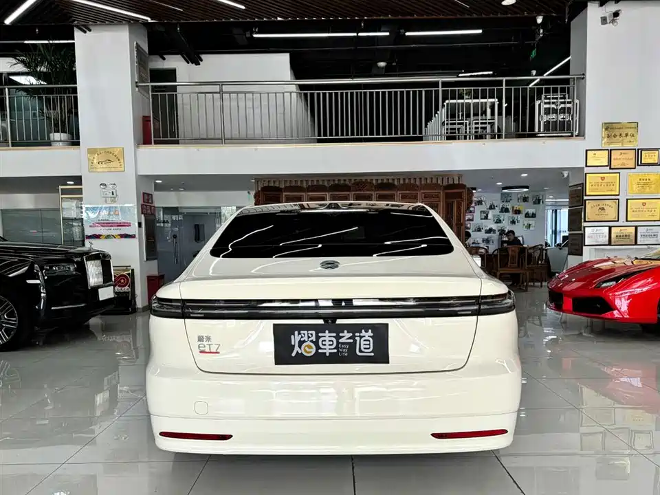 NIO ET7