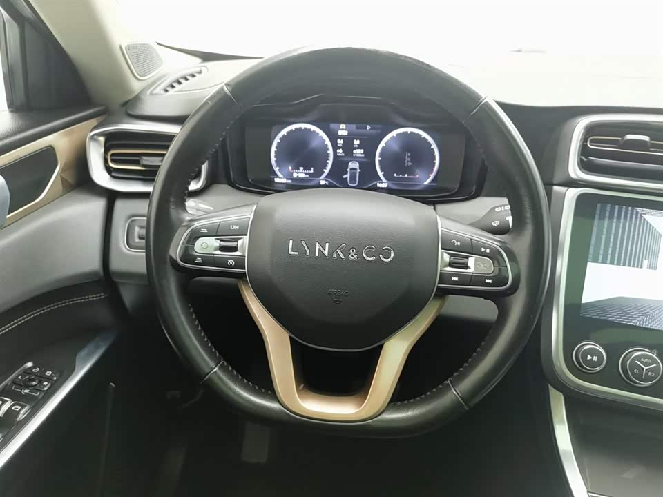 Lynk & Co 01