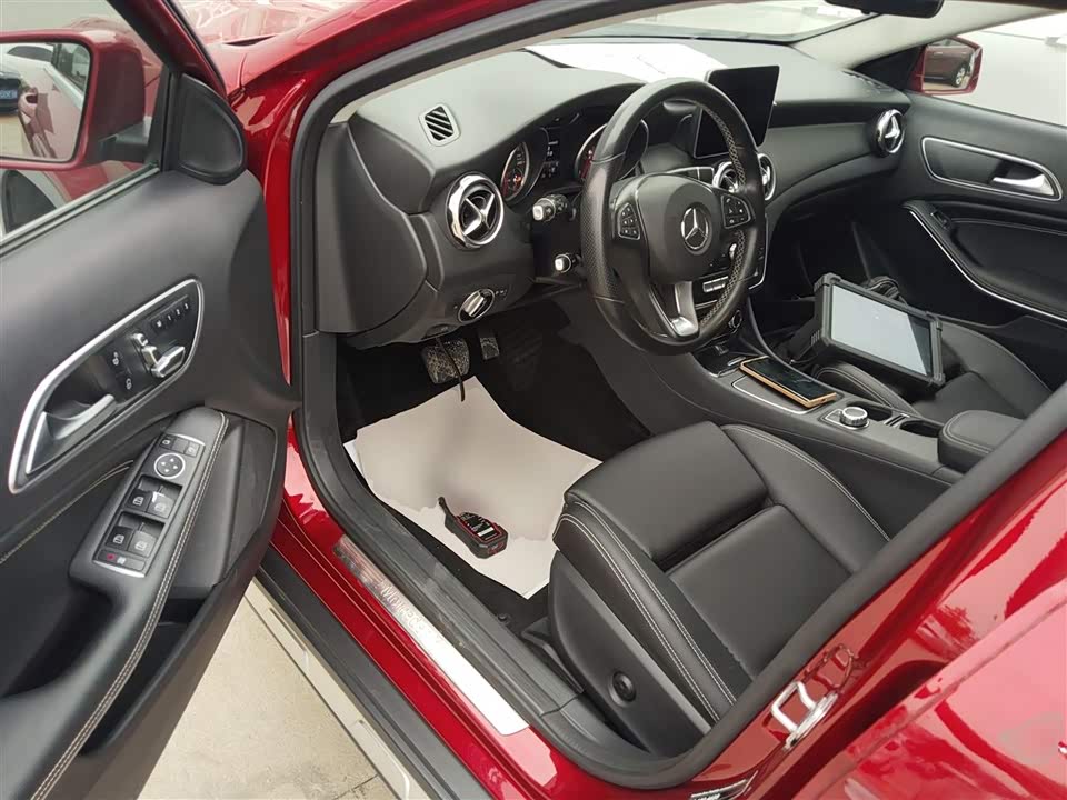 Mercedes-Benz GLA Mercedes-Benz GLA