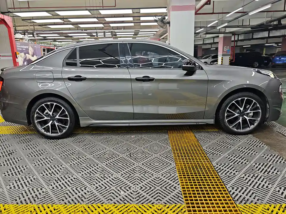 Lynk & Co 03