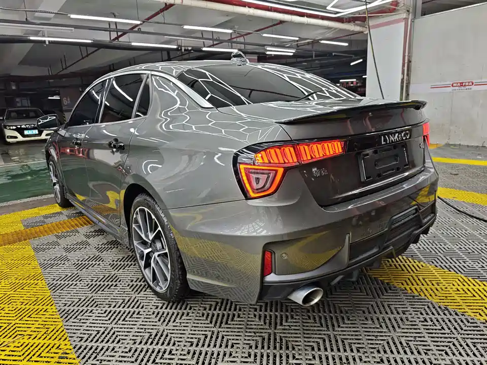 Lynk & Co 03