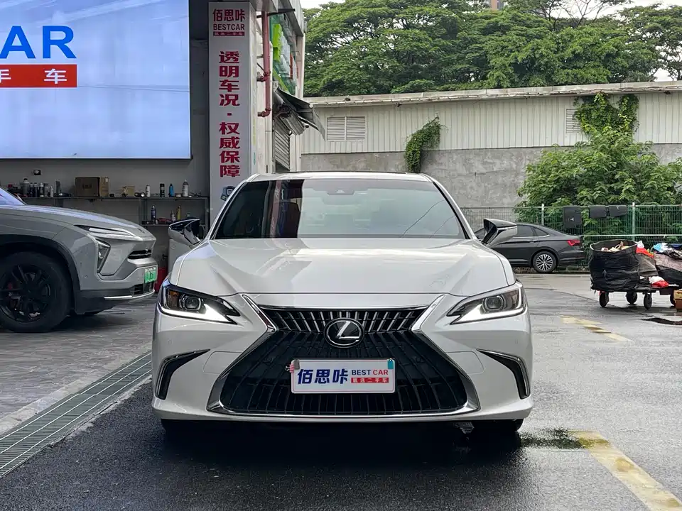 Lexus ES