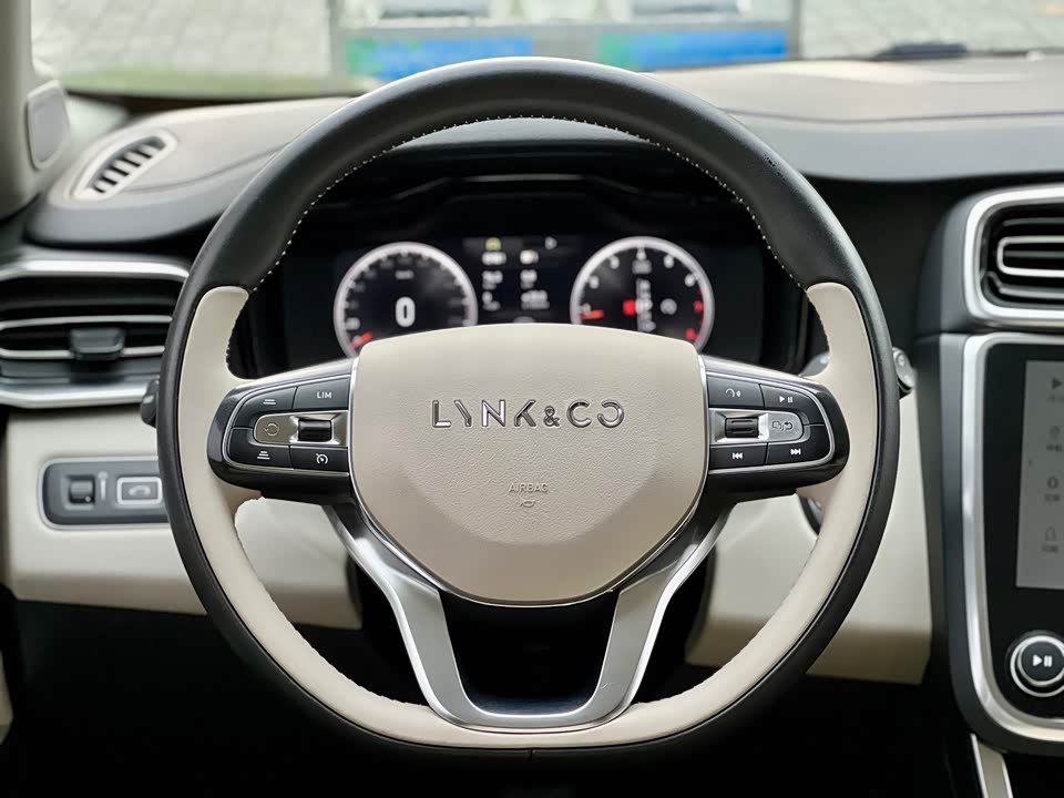Lynk & Co 01