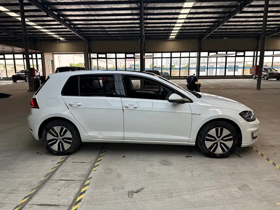 Volkswagen Golf*pure electricity