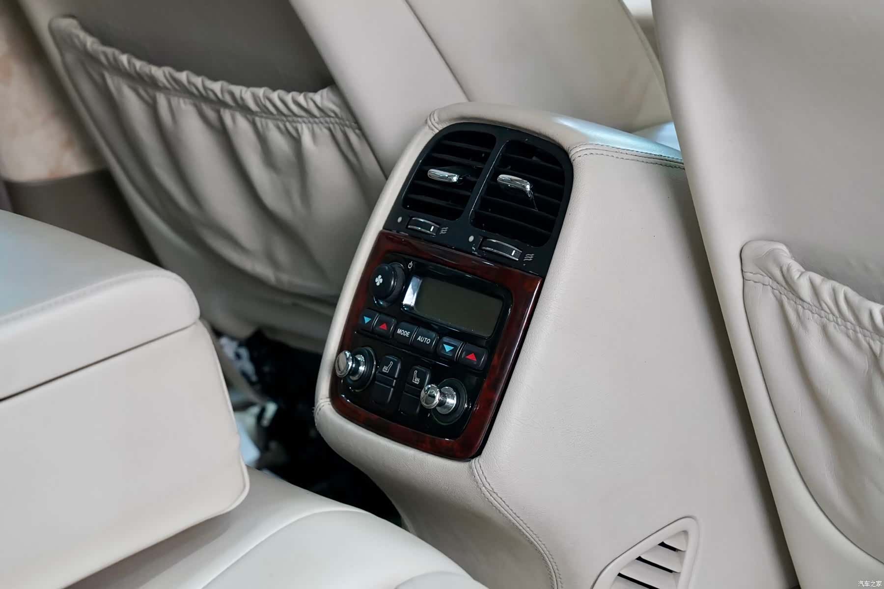 Jaguar XJ, 2004 7