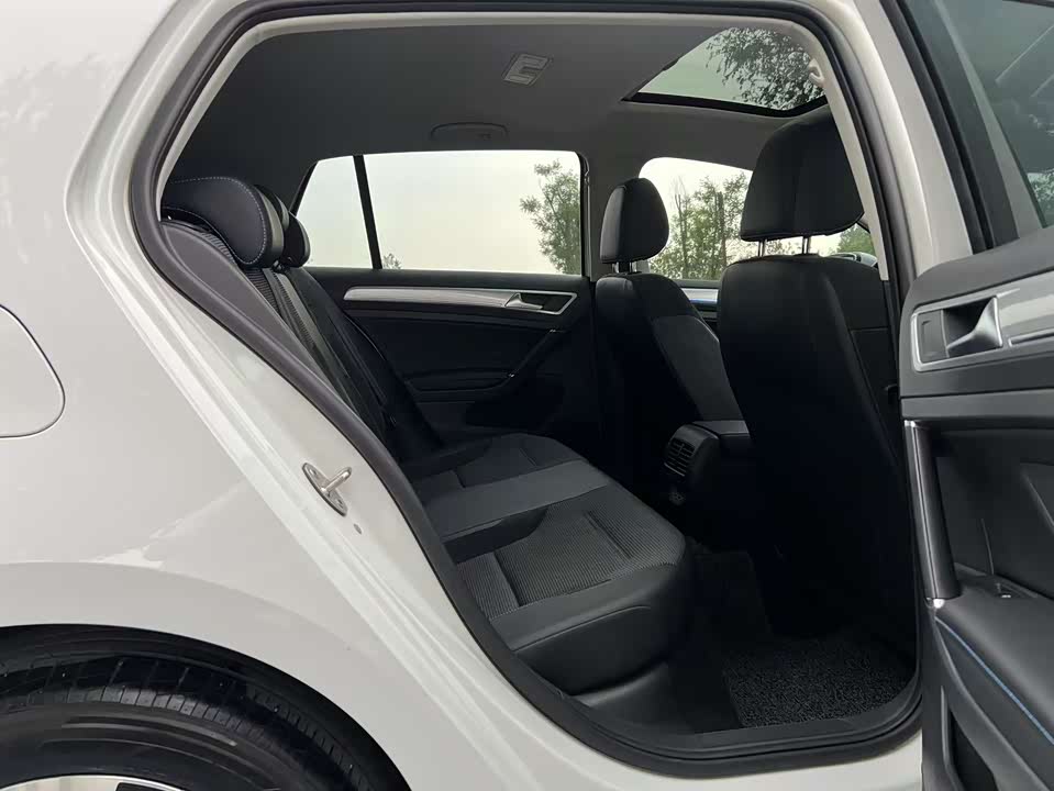 Volkswagen Golf*pure electricity