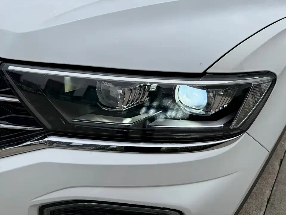 Volkswagen T-ROC exploring Songs