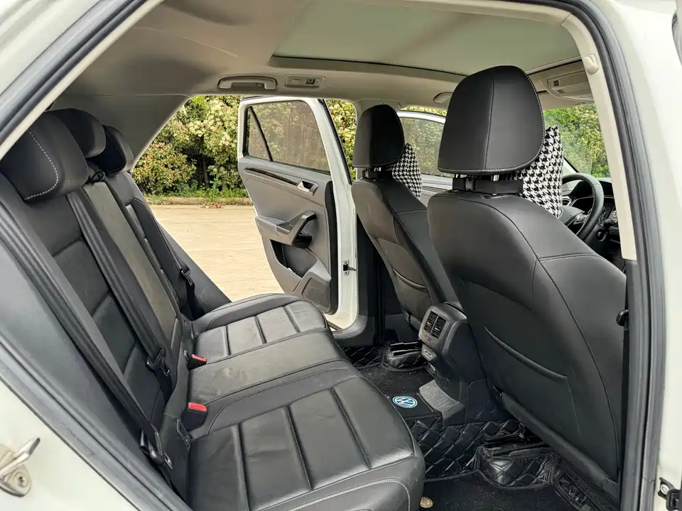 Volkswagen T-ROC exploring Songs