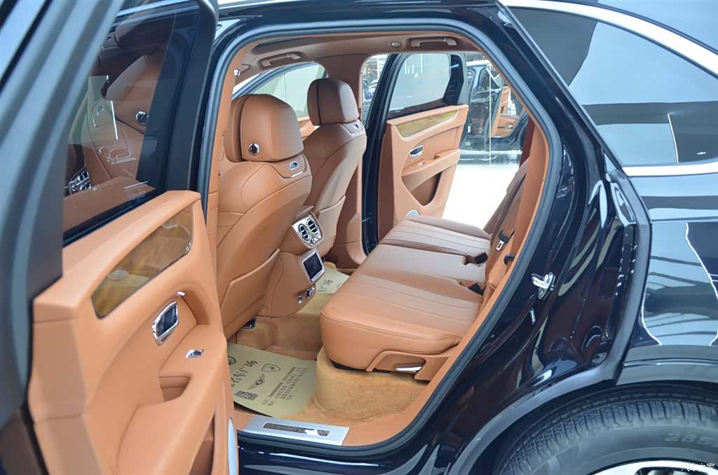 Bentley Bentayga, 2022 все фото