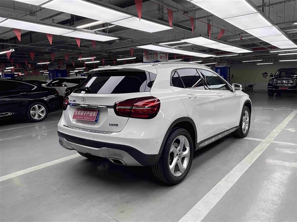 Mercedes-Benz GLA Mercedes-Benz GLA