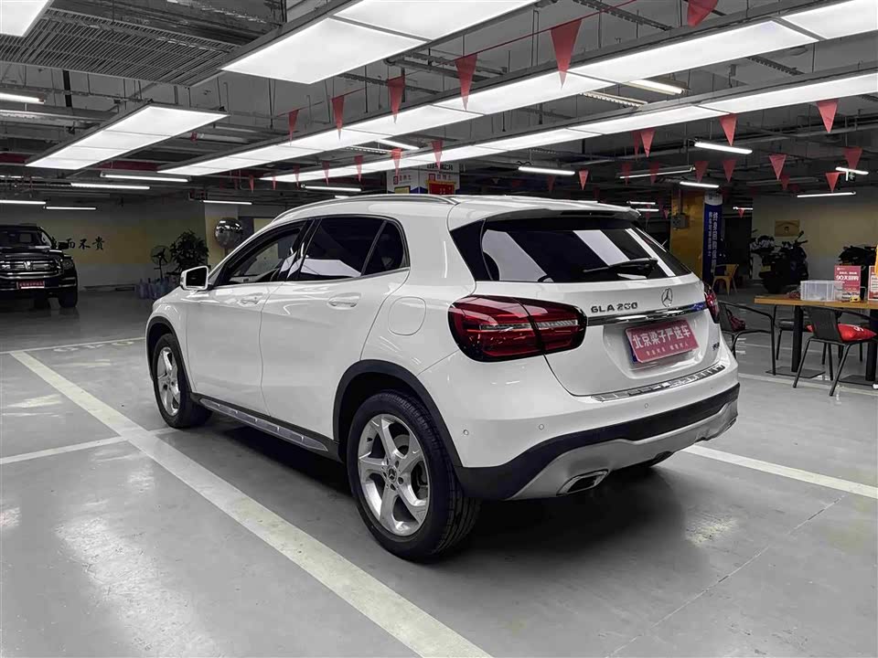 Mercedes-Benz GLA Mercedes-Benz GLA